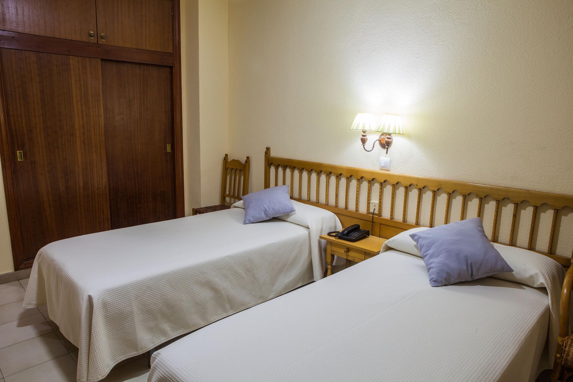 Hotel Tres Jotas Conil Conil De La Frontera Dış mekan fotoğraf