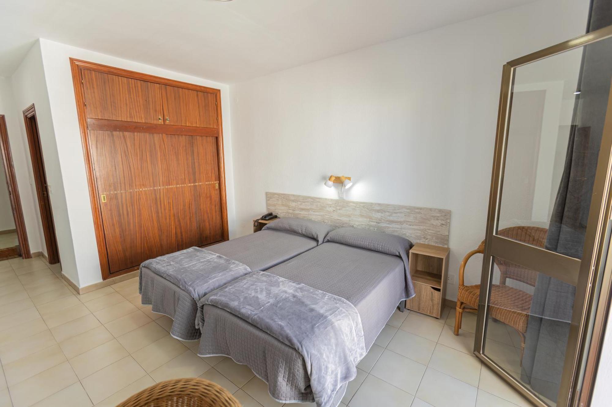 Hotel Tres Jotas Conil Conil De La Frontera Dış mekan fotoğraf