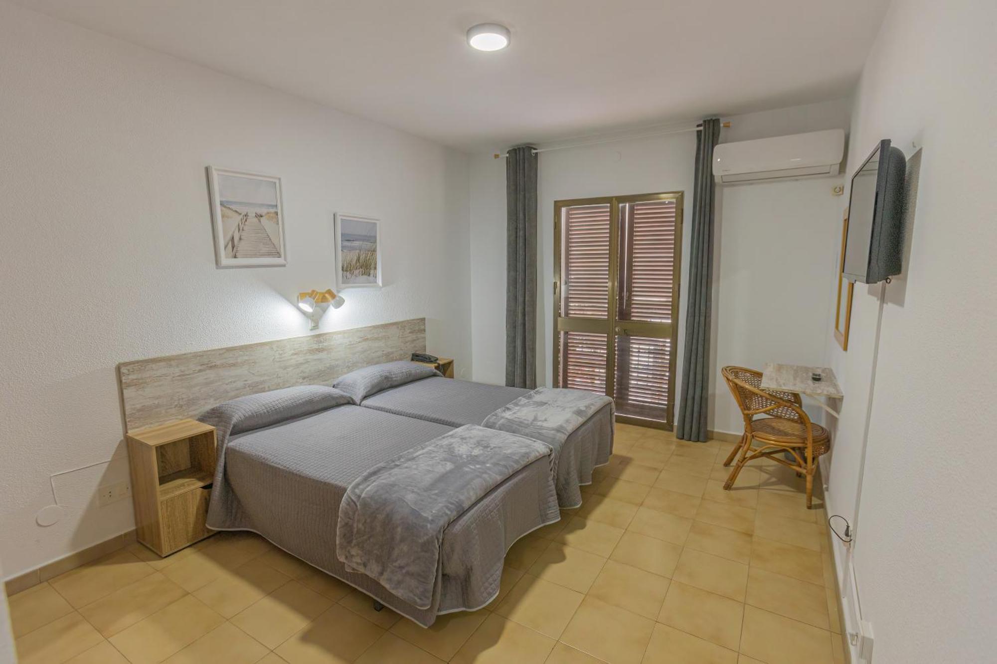 Hotel Tres Jotas Conil Conil De La Frontera Dış mekan fotoğraf
