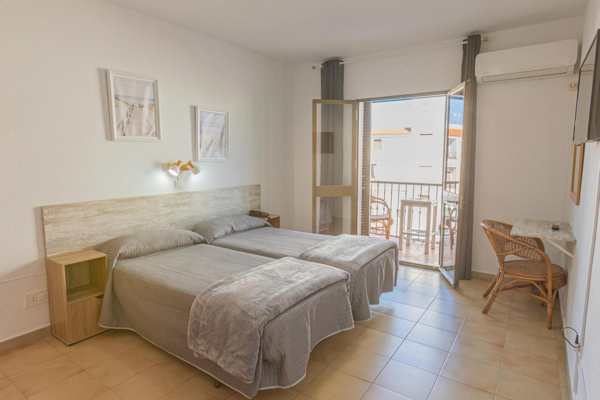 Hotel Tres Jotas Conil Conil De La Frontera Dış mekan fotoğraf