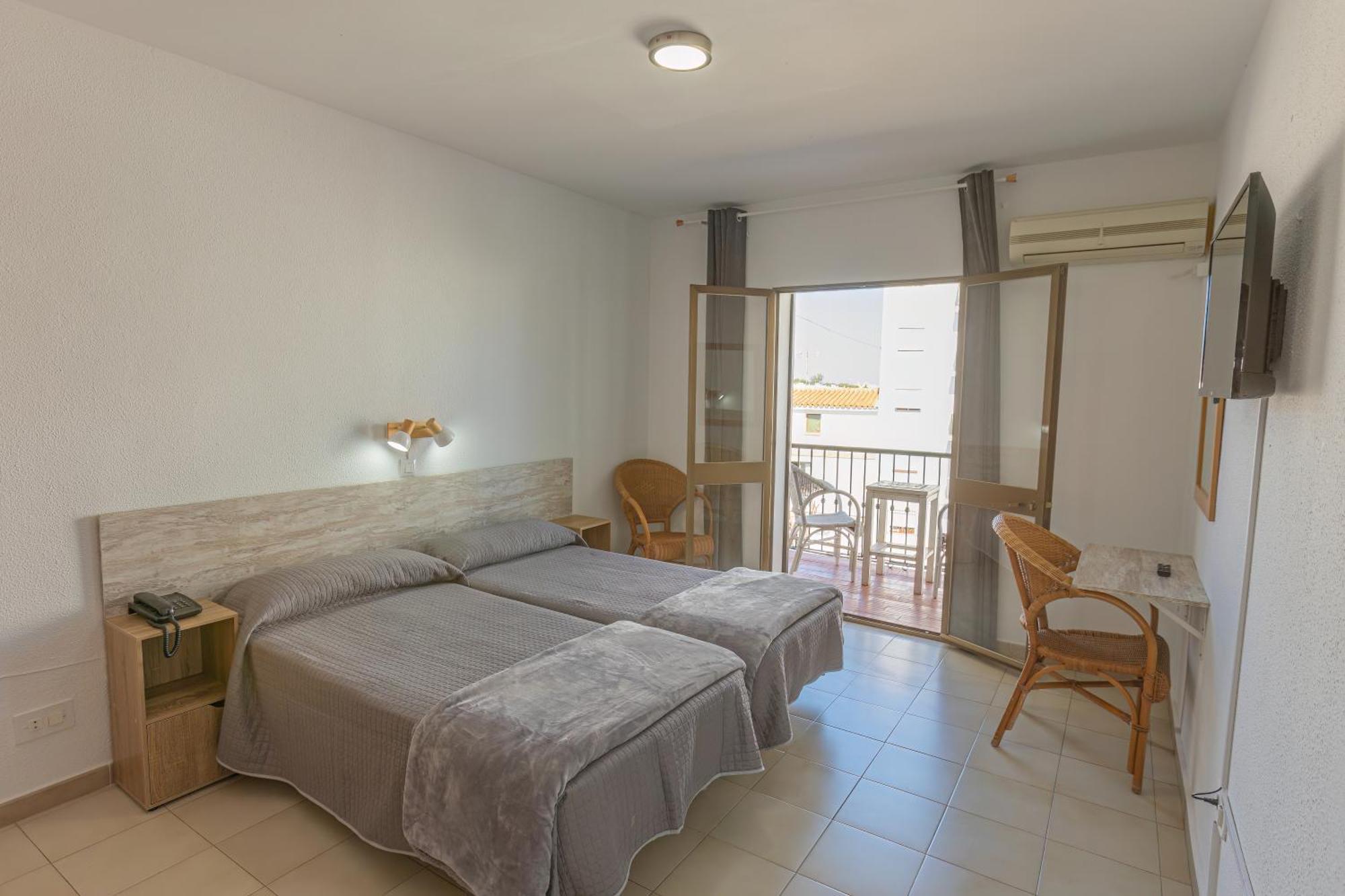Hotel Tres Jotas Conil Conil De La Frontera Dış mekan fotoğraf