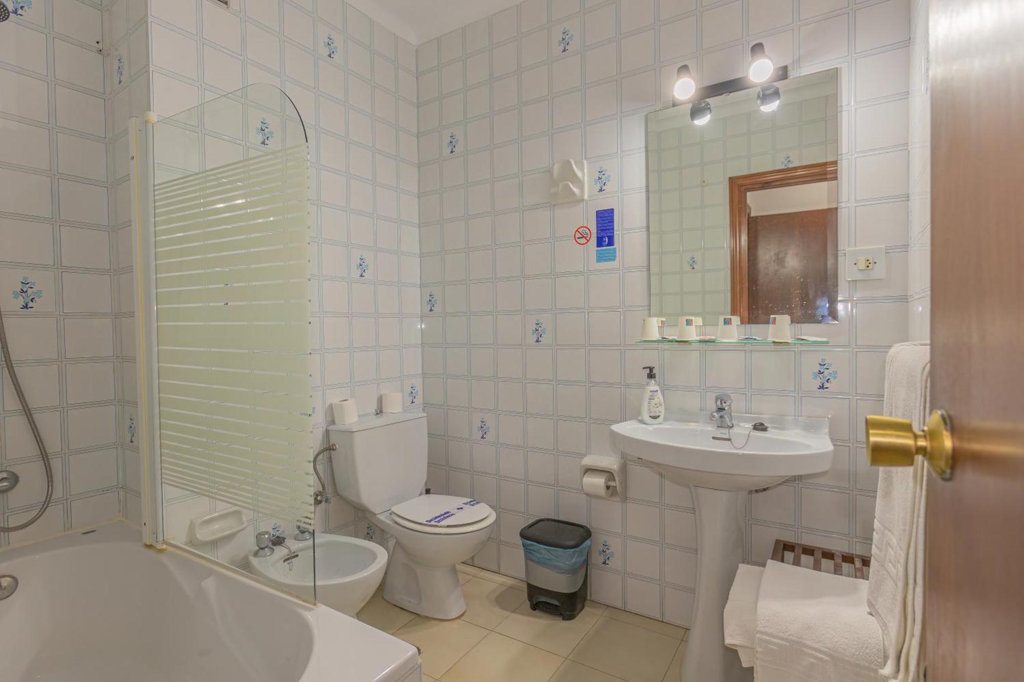 Hotel Tres Jotas Conil Conil De La Frontera Dış mekan fotoğraf