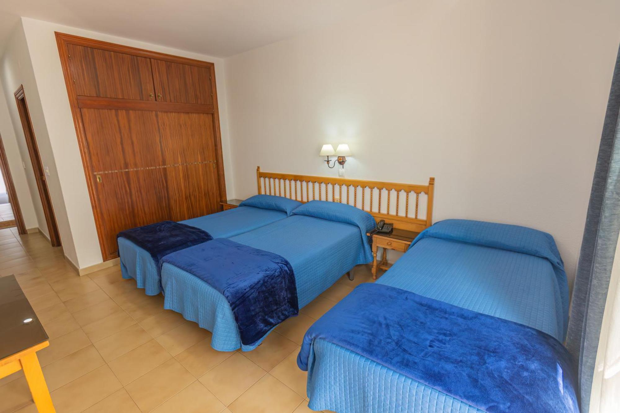 Hotel Tres Jotas Conil Conil De La Frontera Dış mekan fotoğraf