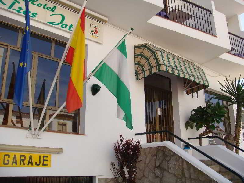 Hotel Tres Jotas Conil Conil De La Frontera Dış mekan fotoğraf