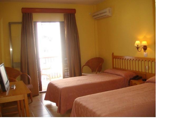 Hotel Tres Jotas Conil Conil De La Frontera Dış mekan fotoğraf