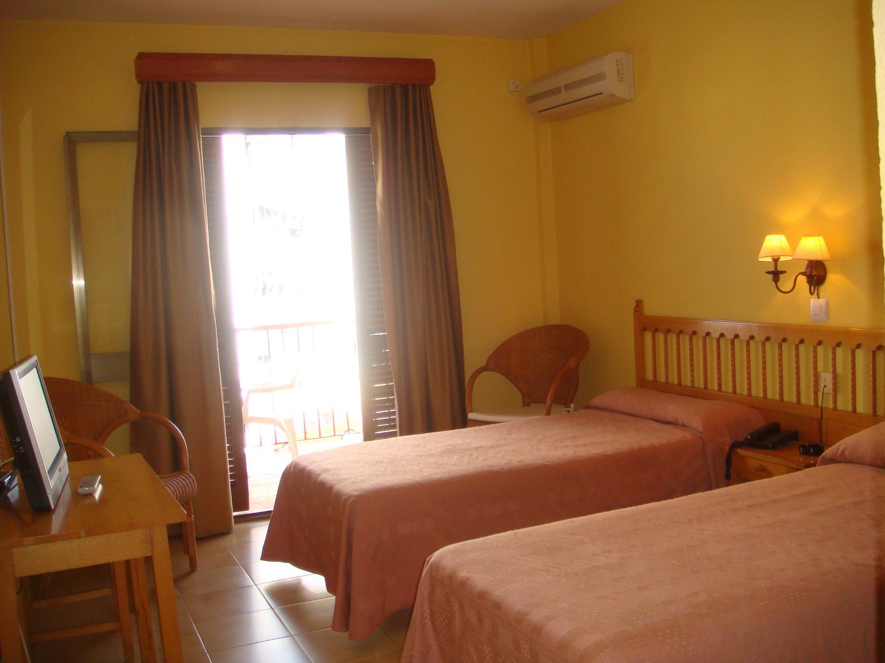 Hotel Tres Jotas Conil Conil De La Frontera Dış mekan fotoğraf